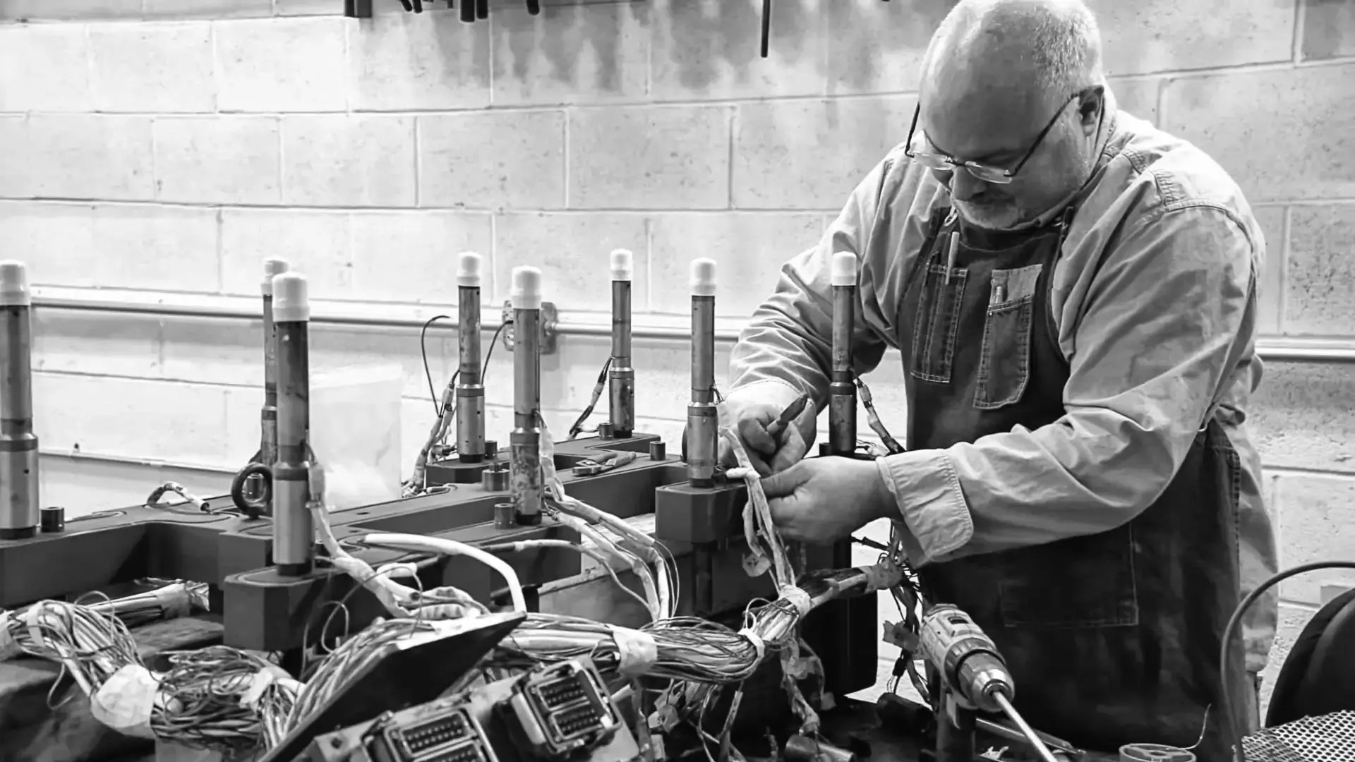 Hot runner manifold cleaning technician