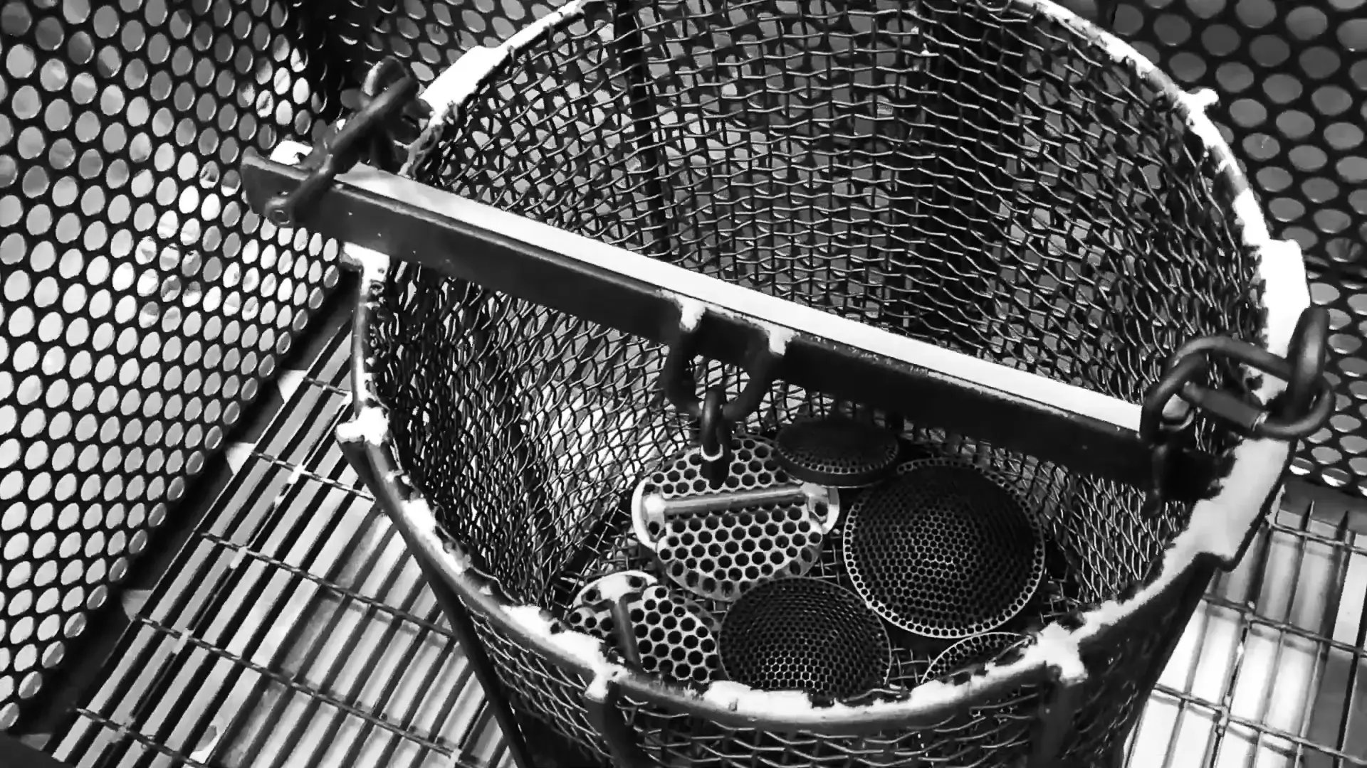 Hot runner manifold cleaning